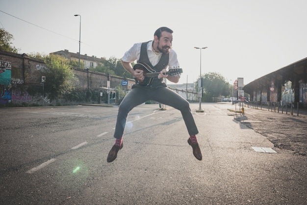 homem grande hipster bigode bonito jogando bandolim