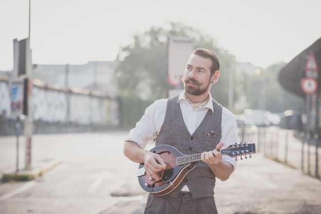 Homem grande hipster bigode bonito jogando bandolim