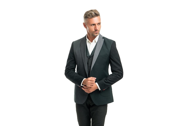 Foto homem grisalho em smoking formal isolado no branco