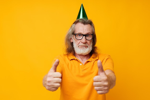 Homem grisalho sênior usando boné verde de óculos na cabeça emoções de férias tiro monocromático