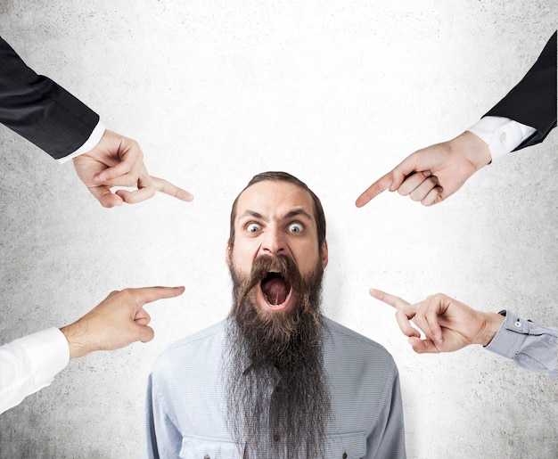 Foto homem gritando com barba longa sendo culpado