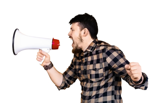 Foto homem gritando em megafone isolado em fundo branco