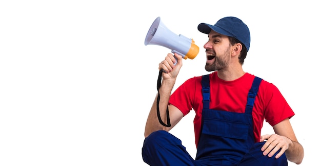 Homem gritando no megafone com cópia espaço branco fundo