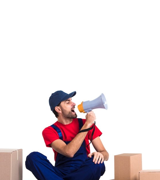 Foto homem gritando no megafone e segurando um espaço de cópia de caixa