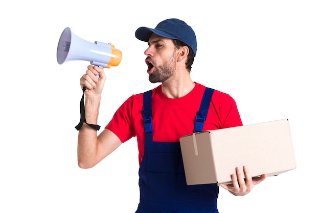 Homem gritando no megafone e segurando uma caixa