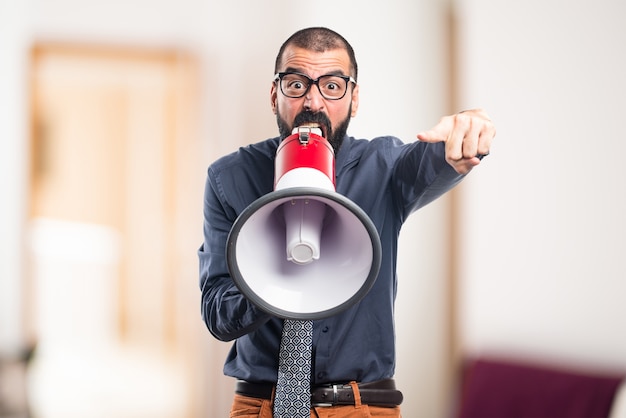 Homem gritando por megafone em fundo não focado