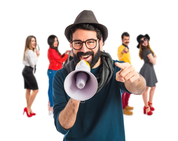 Foto homem gritando por megafone