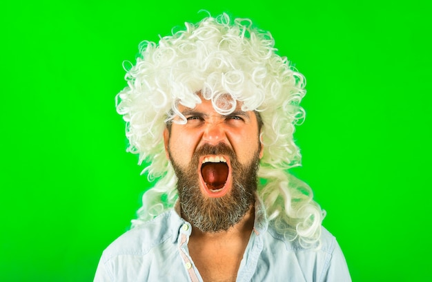 Homem gritando retrato homem com peruca branca brutal homem barbudo retrato de homem sério isolado grito