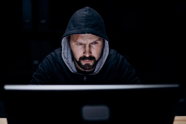 Homem hackeando sistemas de computador