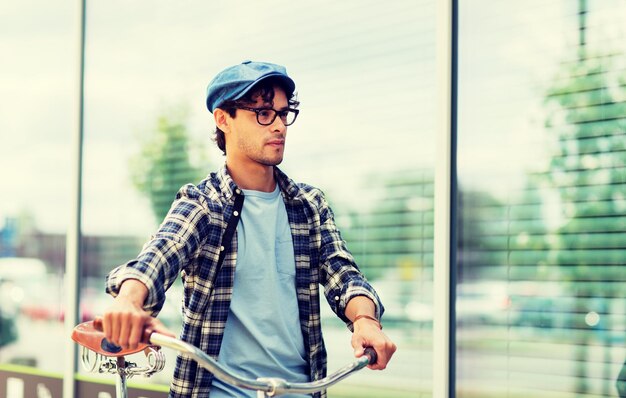 homem hipster caminhando com bicicleta de engrenagem fixa