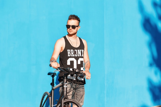 Homem hipster com bicicleta