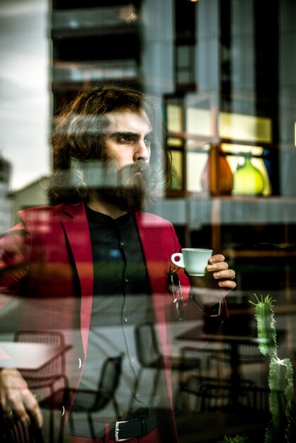 Homem hipster em um bar