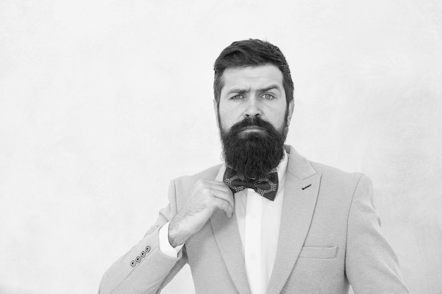 Homem hipster na moda usar terno gravata borboleta elegante cavalheiro conceito de estilo impecável