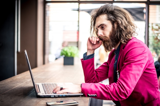 Homem hipster trabalhando no computador