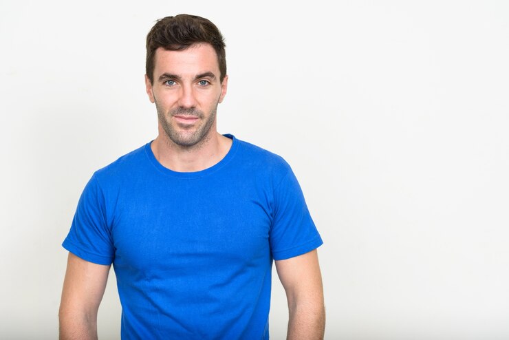 Foto homem hispânico bonito em branco
