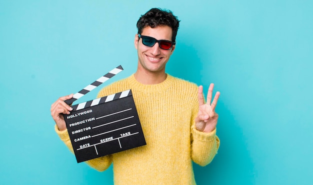 Homem hispânico bonito sorrindo e parecendo amigável mostrando o conceito de cinema número três