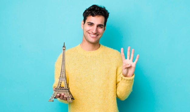 Homem hispânico bonito sorrindo e parecendo amigável mostrando o conceito número quatro da frança