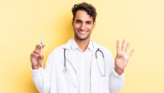 Homem hispânico bonito sorrindo e parecendo amigável, mostrando o médico número quatro e o conceito srynge