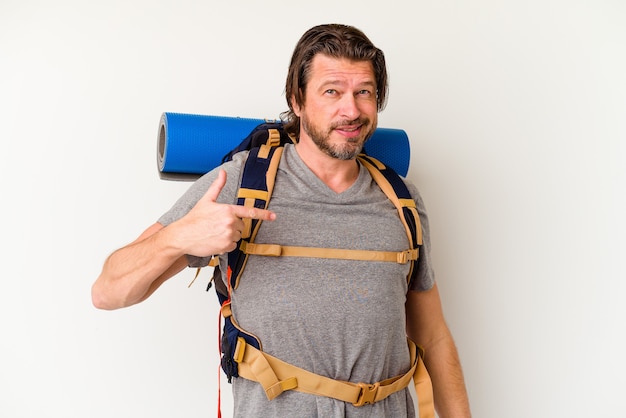 Homem holandês de meia-idade, alpinista, isolado na parede branca pessoa apontando com a mão para um espaço de cópia de camisa, orgulhoso e confiante