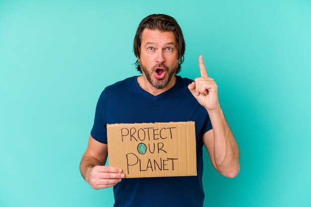 Homem holandês de meia-idade segurando um cartaz de proteja nosso planeta isolado