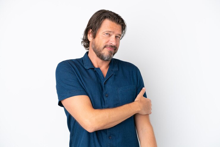 Foto homem holandês sênior isolado no fundo branco rindo