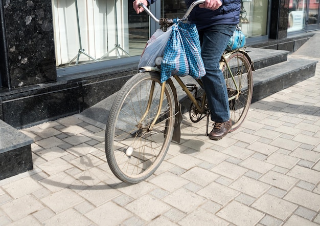 Homem idoso andando de bicicleta ao ar livre