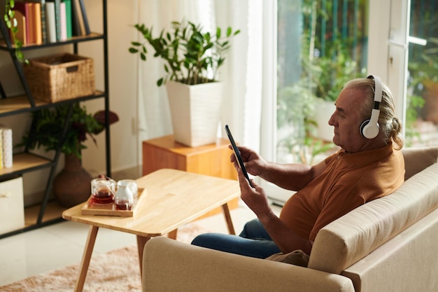 Homem idoso assistindo vídeos de música