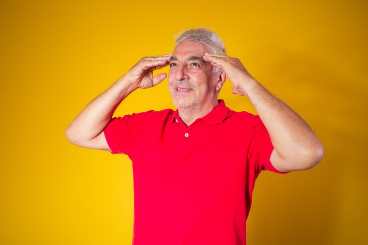 Foto homem idoso com a mão na cabeça com conceito de mal de alzheimer ou esquecimento ou mesmo dor de cabeça