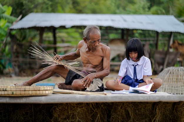 Homem idoso, com, aluna, menina, e, bambu, ofício