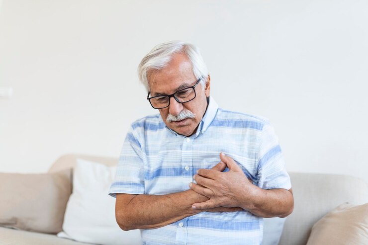 Homem idoso com dores no peito, ataque cardíaco, problemas respiratórios, asma, homem idoso com problemas de angina pectoris