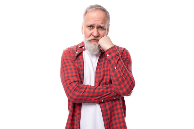 homem idoso de sessenta anos bonito e frustrado com uma barba cinzenta em uma camisa