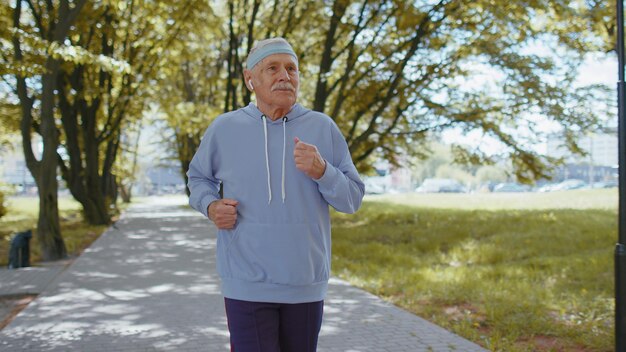 Homem idoso dedicado a correr no parque