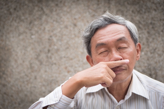 Homem idoso doente com corrimento nasal