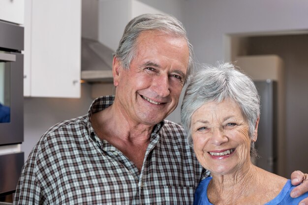 Foto homem idoso e mulher em pé na cozinha