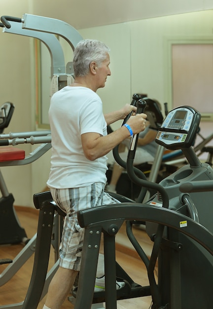 Homem idoso em uma academia durante exercícios
