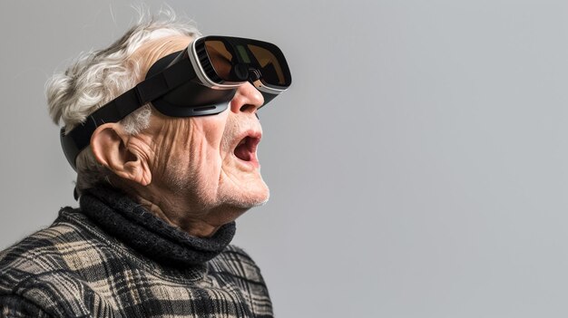 homem idoso emocionalmente alegre surpreendido com óculos de sol de realidade virtual