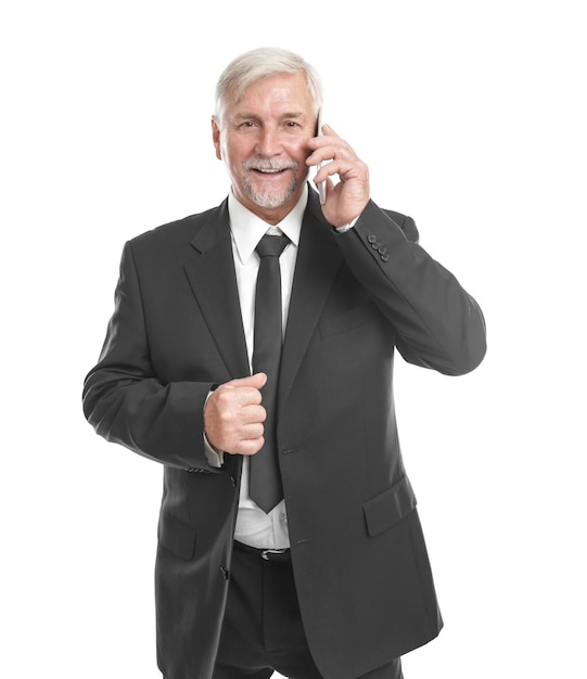 Homem idoso falando ao celular em fundo branco