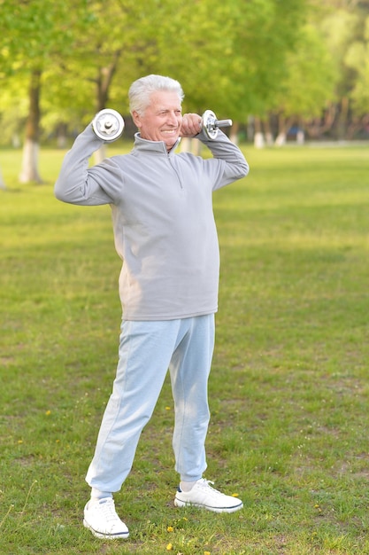 Homem idoso feliz fazendo esportes