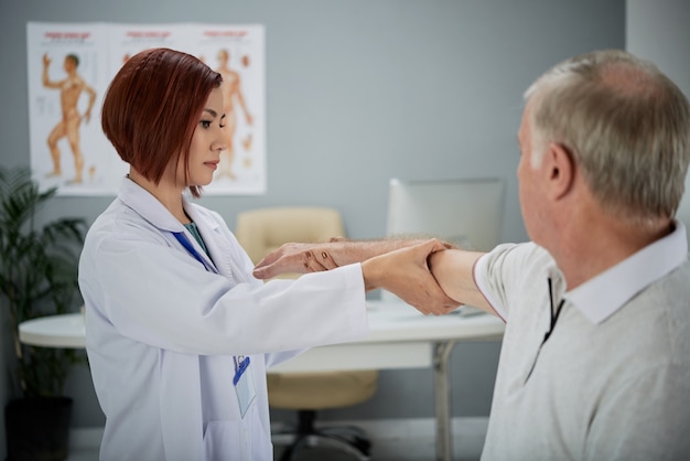 Homem Idoso Freqüentando Fisioterapia