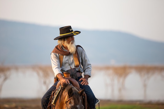 Homem idoso sentado em cavalo