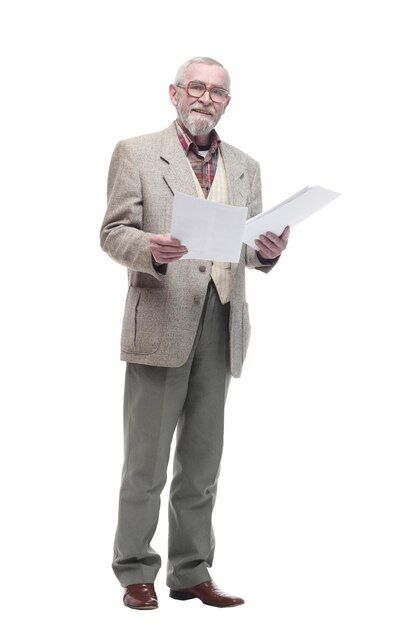 Homem idoso sorridente lendo um documento de negócios.