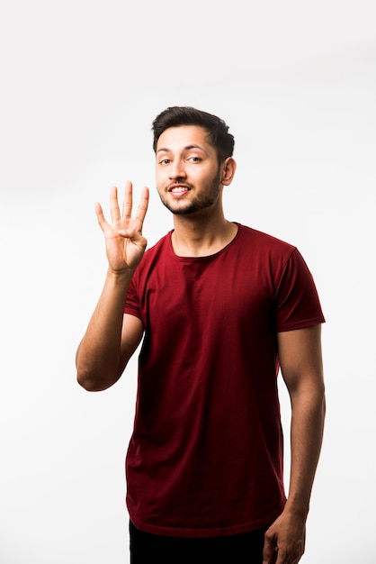 Homem indiano asiático mostrando números com os dedos