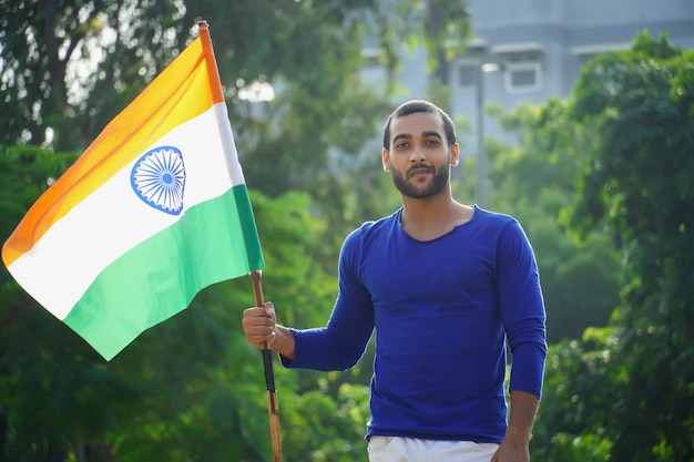 Foto homem indiano com imagem da bandeira indiana ao ar livre