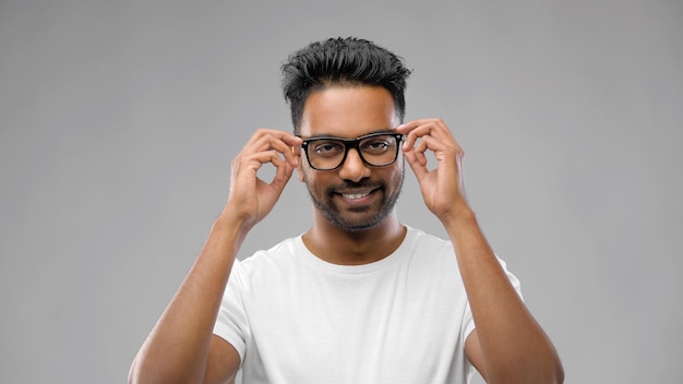 Foto homem indiano feliz com óculos ou estudante