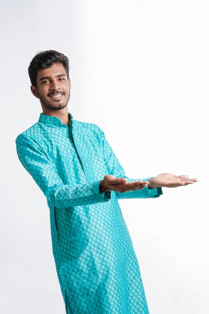 Homem indiano na tradição de usar e dar expressão em fundo branco.