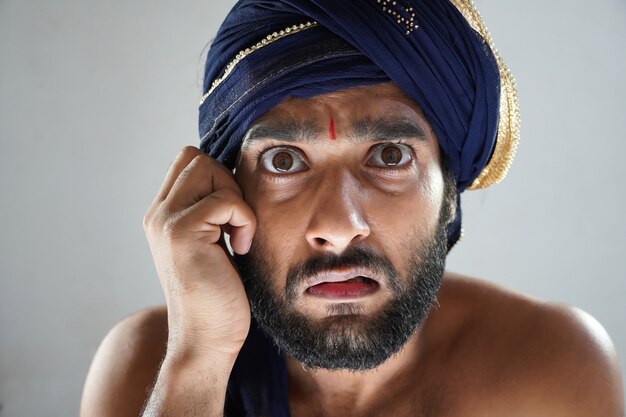 Foto homem indiano no teatro vestido de rei sem rosto feliz