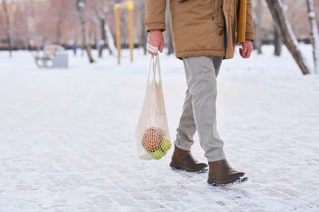 Homem indo para casa depois das compras