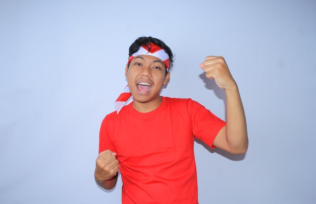 homem indonésio animado mostre sim gesto comemore o sucesso na camiseta vermelha do dia da independência da indonésia