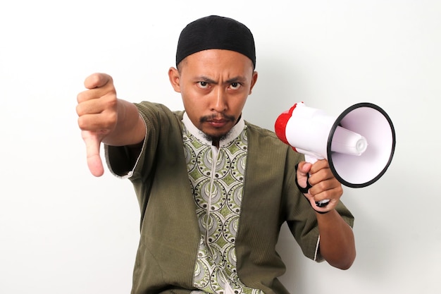 Homem indonésio desaprovador com o polegar para baixo no megafone