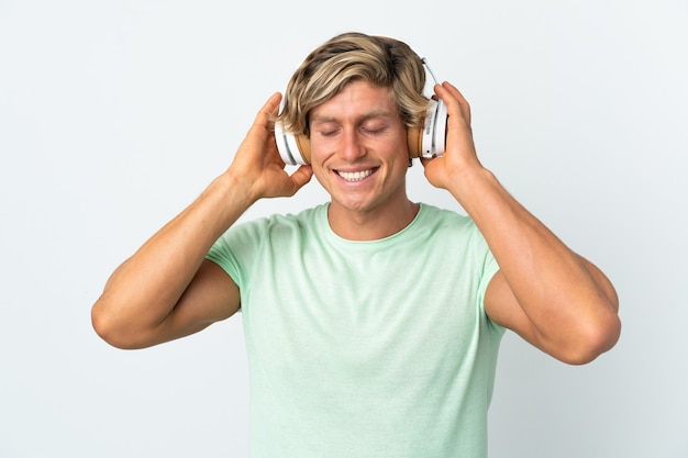 Homem inglês em uma parede branca isolada ouvindo música